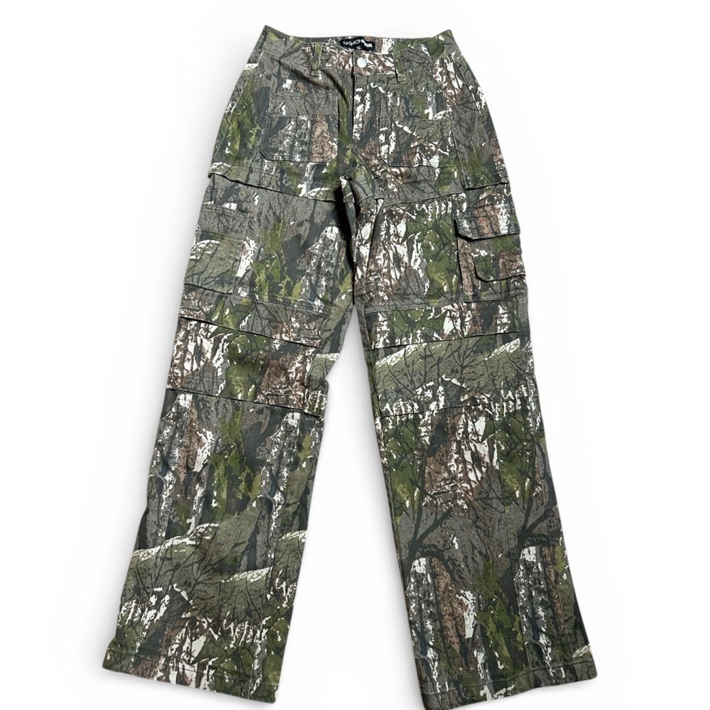 Fashion Nova Women’s Camouflage Cargo Wide Leg Pants. Size 5